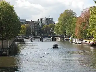 Een hoger uitzicht op de brug