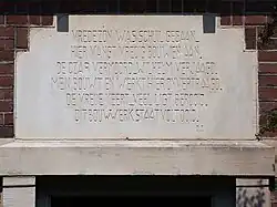 Tekst bij gebouw (juli 2016)