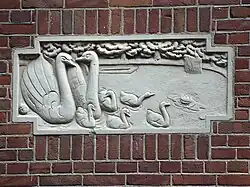 Gevelsteen zwanenfamilie zonder onderschift (juni 2016)