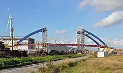 Bouw van een nieuwe brug over de sporen en de toekomstige rangeerbundel, oktober 2013