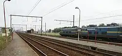 Het voormalige station Zwankendamme ligt langs de spoorlijn 51A (Brugge - Zeebrugge). Het station met de Zeebrugse haven op de achtergrond (toestand tot 2014).