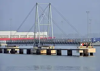 De Zwankendammebrug in opengedraaide stand