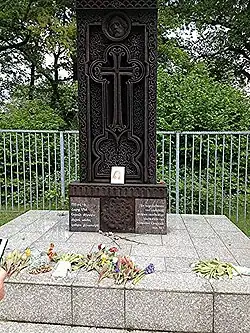 Zwarte chatsjkar bij de Armeense kerk in Almelo