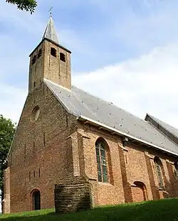 Martinus: Nederlands Hervormde Kerk. Dorpskerk met eenbeukig schip, hoger vijfzijdig gesloten koor en slanke, ingebouwde toren uit 1597. Het koor draagt een eiken tongewelf met geprofileerde ribben. Orgel met Hoofdwerk en Nevenwerk, in 1902 gemaakt door Bakker en Timmenga. Klokkenstoel met klok van Pieter Bakker, Mechanisch smeedijzeren torenuurwerk, circa 1770