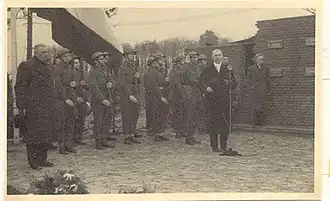 Initiatiefnemer Zwerus de Nooij sr. houdt een toespraak tijdens de bijzetting op 12 december 1945