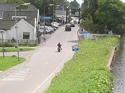 Zweth met ophaalbrug tegenwoordig, rechts de oever van de Schie