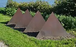 9 . Marry Teeuwen-de Jong: Gedeelde piramide