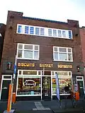Woonhuis-winkel in Invloed Amsterdamse School stijl
