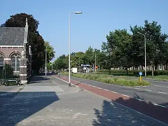 De straat anno 2005, ter hoogte van het voormalige station Vlasakkers. Links de begraafplaats.