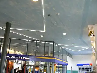 Naamloze lichtsculptuur (1991) in de stationshal van station Zwolle, onderdeel van Kunstwegen.[1]