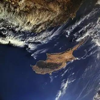 Satellietbeeld van Cyprus met Turkije ten noorden.