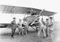 Luitenant Bider met zijn piloot-aspiranten voor een tweedekker.