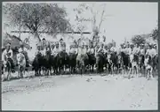 Raja Pae Nope van Amanuban met gevolg te paard, 1927.