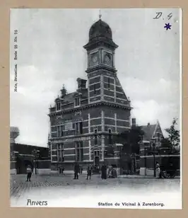 het stationsgebouw gezien vanaf de Tramplein