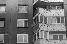 Kogelinslagen in een flatgebouw in Sarajevo.