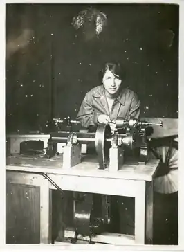 Bleeker achter een draaibank