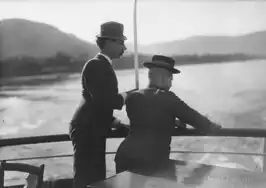 Carl Schenstrøm (links) als Watt en Halfwatt in Kys, klap og kommers (1929).