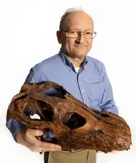 Sues met de schedel van een dinosaurus, 2018