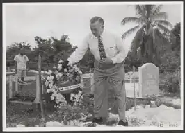 Kranslegging op de graven van de slachtoffers van de ramp door de heer Te Roller, hoofdvertegenwoordiger van de KLM