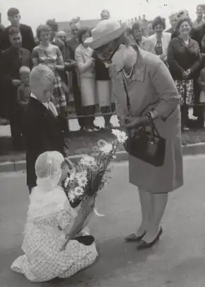 Boeket veldbloemen voor prinses Margriet die de opening verrichtte in 1965