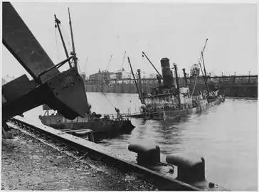 Een Noors schip gezonken in de haven van Hamburg als gevolg van het bombardement (ca.1948/55), National Archives