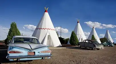 Een Wigwammotel met kamers in de vorm van een tipi, langs de weg in Holbrook, Arizona. Het andere Wigwammotel staat aan Foothill Boulevard in San Bernardino, Californië.
