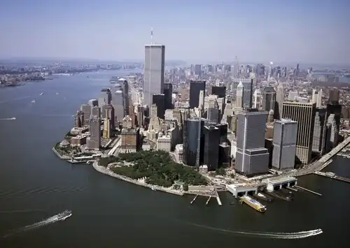 Het One New York Plaza (vooraan, midden) is de meest zuidelijke wolkenkrabber op het eiland Manhattan. De foto dateert van tussen 1997 en 2001, vanwege enerzijds de Twin Towers die er nog staan en het gebouw van de New York Mercantile Exchange dat aanwezig is anderzijds.